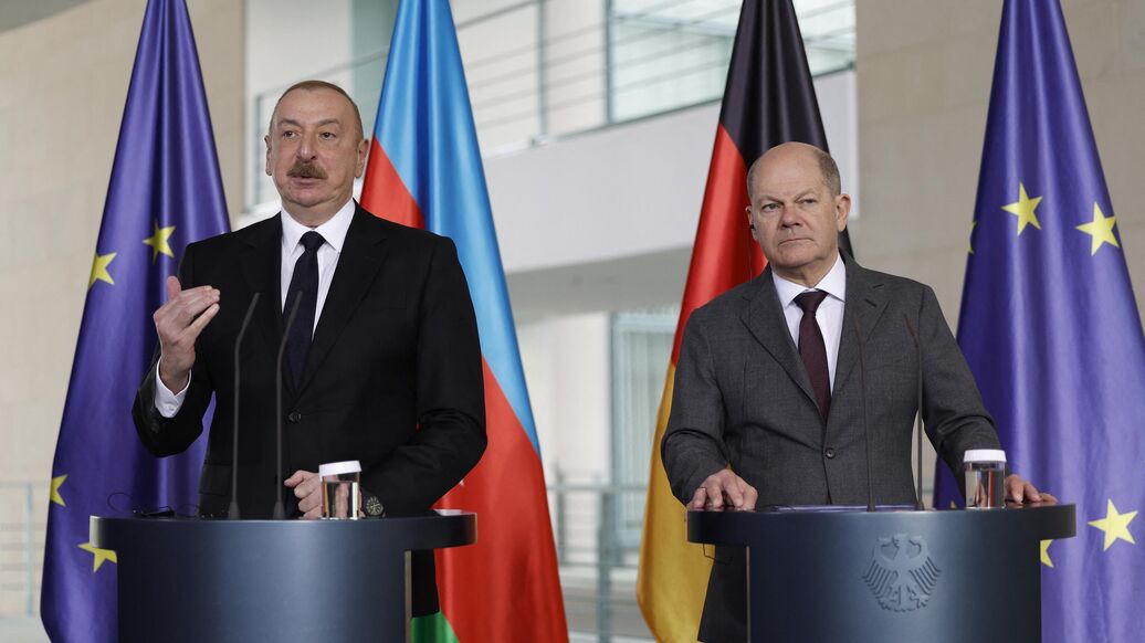 © AFP 2024 / ODD ANDERSEN<br>Президент Азербайджана Ильхам Алиев и канцлер Германии Олаф Шольц во время пресс-конференции в Берлине. Архивное фото