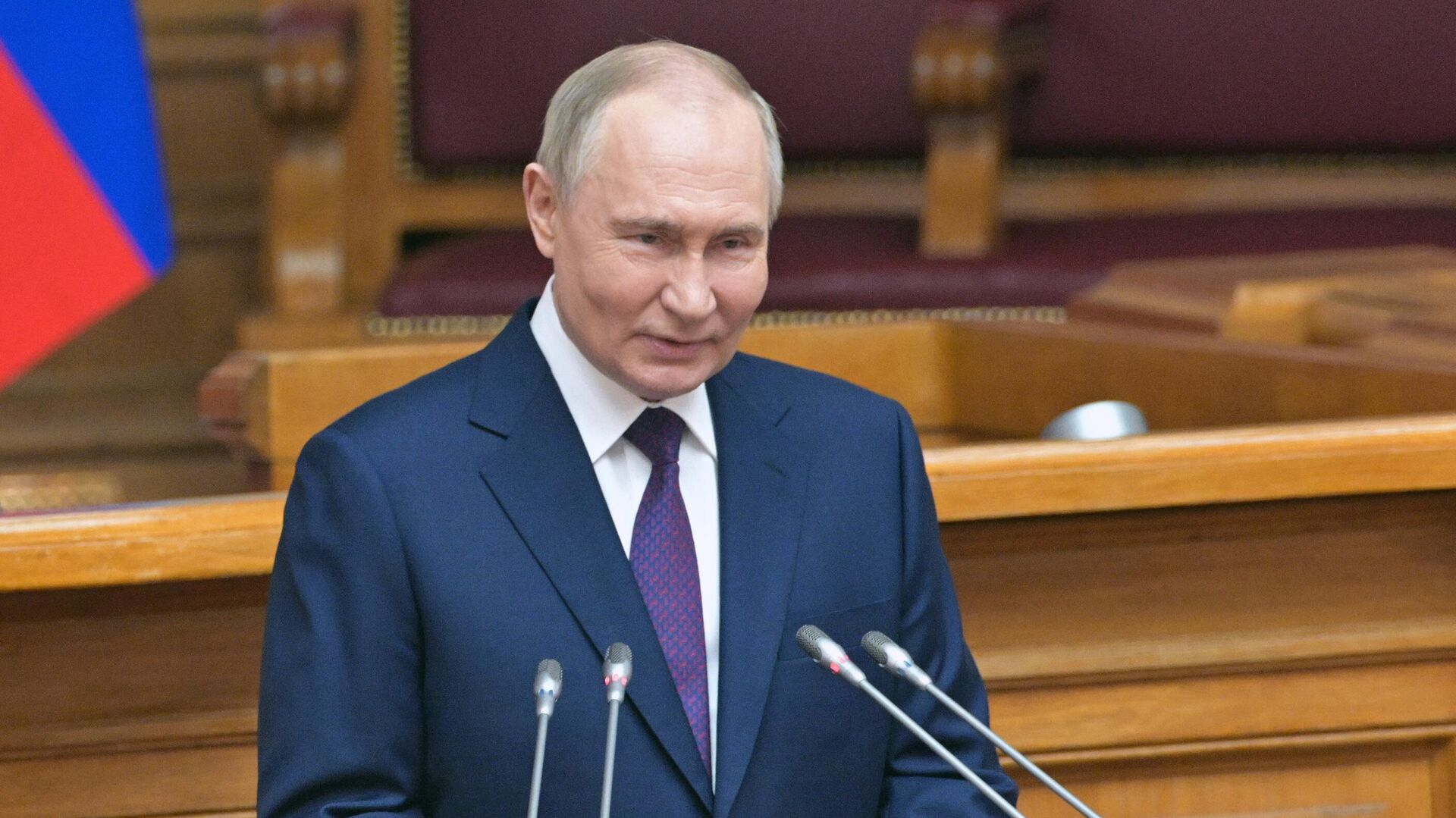 Президент РФ Владимир Путин выступает на заседании Совета законодателей РФ0