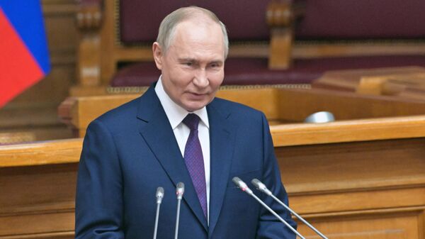 Президент РФ Владимир Путин выступает на заседании Совета законодателей РФ