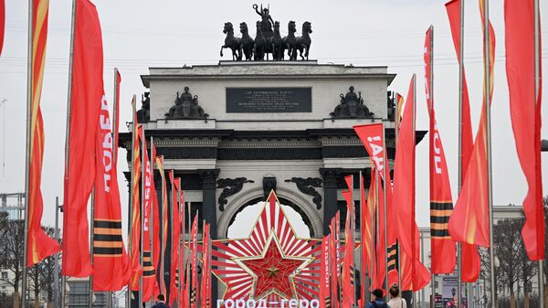 Праздничное оформление к Дню Победы возле Триумфальной арки на Кутузовском проспекте в Москве