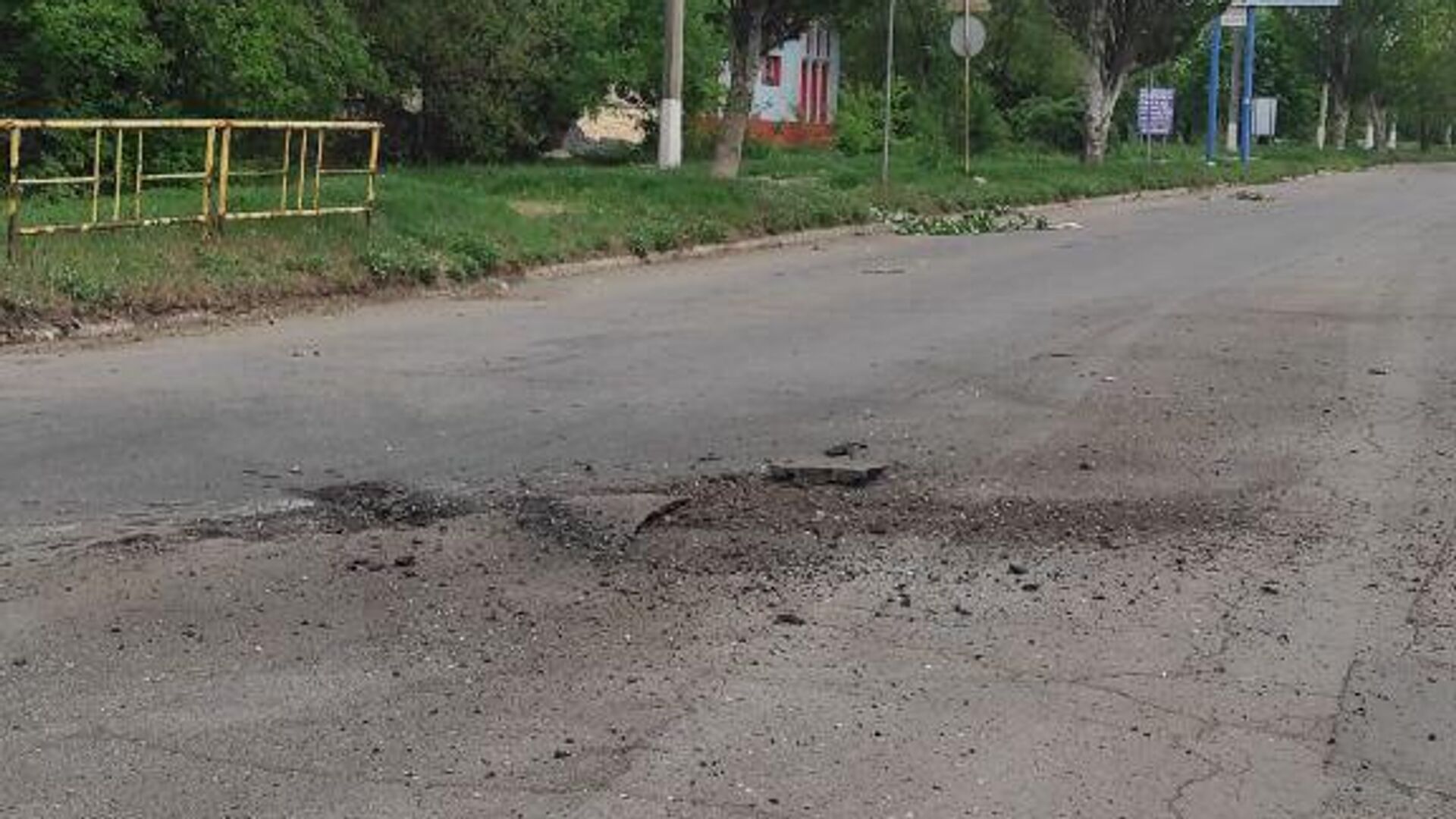 Последствия прилёта снаряда ВФУ в Никитовском районе Горловки - РИА Новости, 1920, 13.05.2024