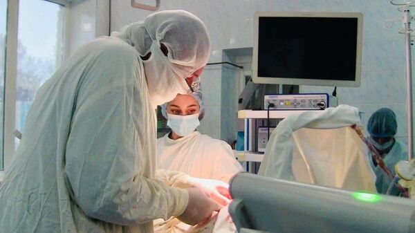 Хирурги Генической больницы оперируют 12-летнего мальчика, пострадавшего во время обстрела Таврийска Херсонской области