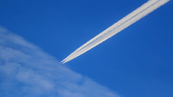 Самолет Boeing 777 в небе