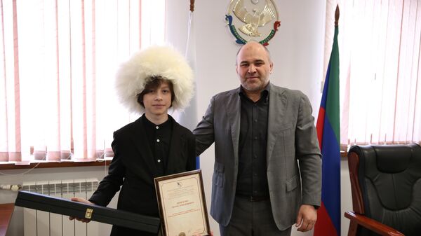 Министр по физической культуре и спорту Дагестана Сажид Сажидов награждает Артема Донскова