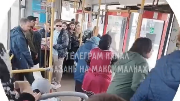 Кондуктор в Казани выталкивает из автобуса пассажирку. 26 апреля 2024
