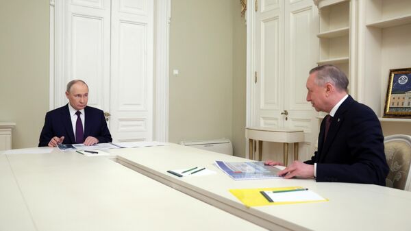 Президент РФ Владимир Путин и губернатор Санкт-Петербурга Александр Беглов во время встречи. 26 апреля 2024