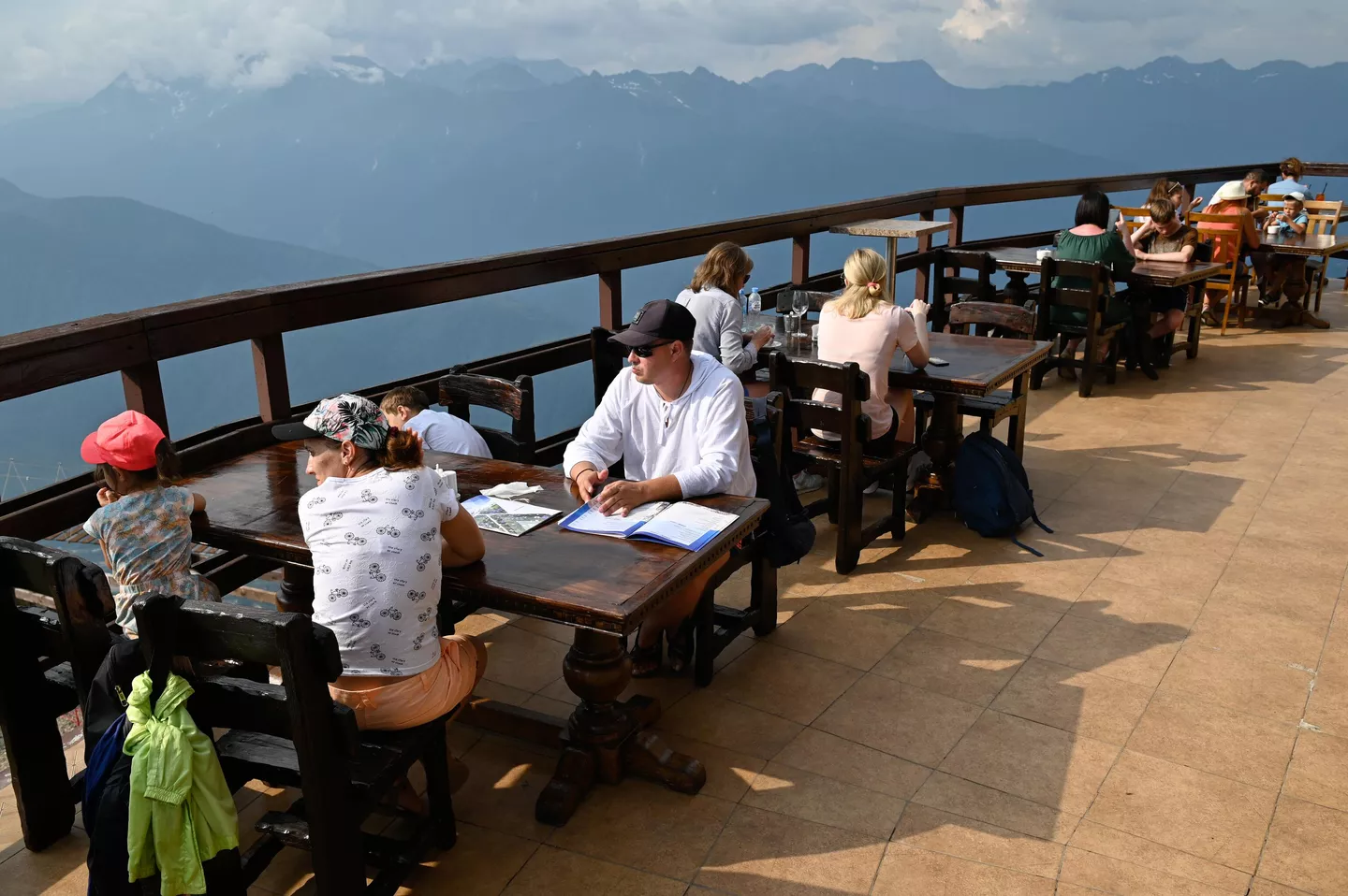 クラスナヤ・ポリャナの山岳リゾート、標高2375メートルのレストランにいる観光客