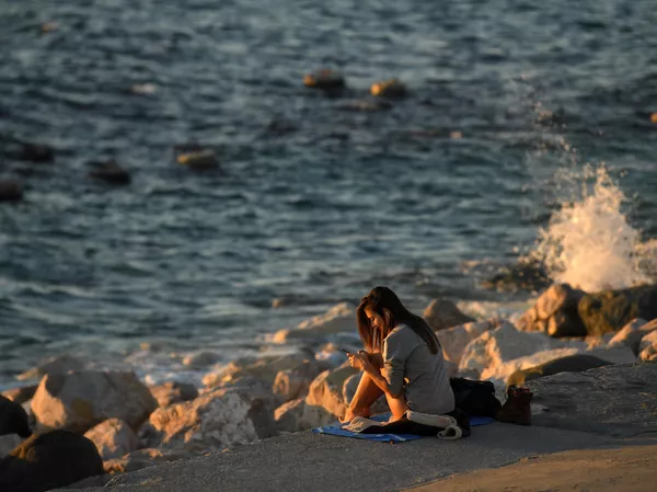 ソチの黒海海岸の少女