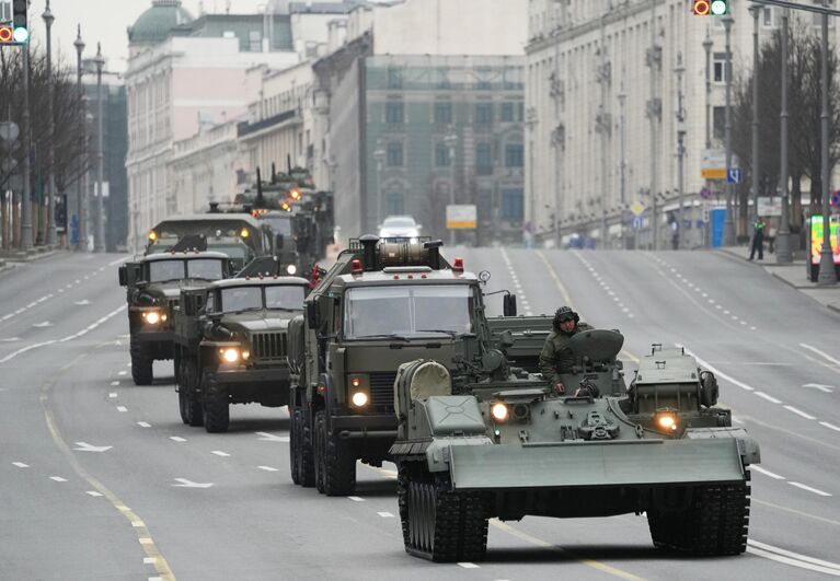 Колонна военной техники перед репетицией парада в честь 79-летия Победы в Великой Отечественной войне