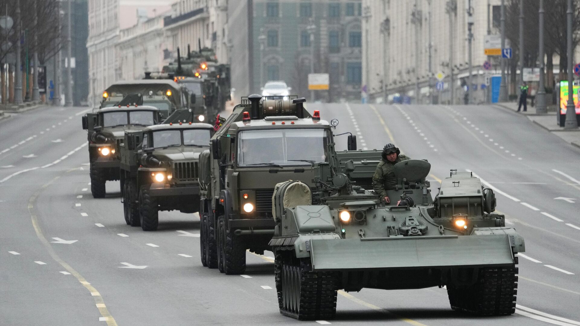 В Москве военная техника выдвинулась на репетицию парада Победы - РИА  Новости, 02.05.2024