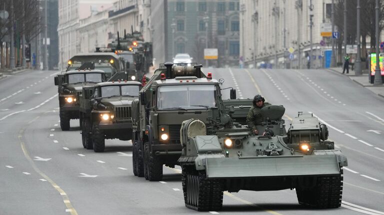 Колонна военной техники перед репетицией парада в честь 79-летия Победы в Великой Отечественной войне