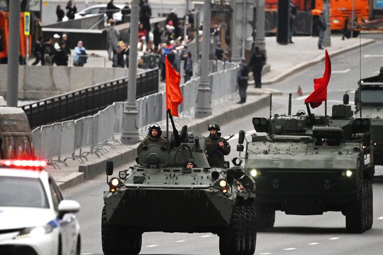 Колонны военной техники на репетиции парада на Земляном валу в Москве в честь 79-летия Победы в Великой Отечественной войне