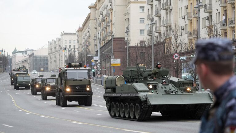 Колонна военной техники перед репетицией парада в честь 79-летия Победы в Великой Отечественной войне