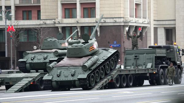 Военнослужащие разгружают танки Т-34-85 в колонне военной техники перед репетицией парада в честь 79-летия Победы в Великой Отечественной войне.