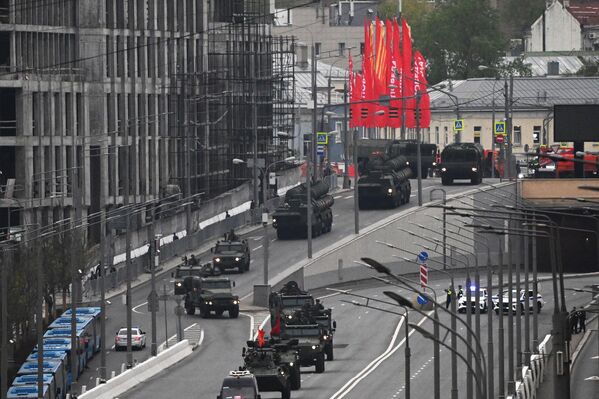 Колонны военной техники на репетиции парада на Земляном валу в Москве в честь 79-летия Победы в Великой Отечественной войне