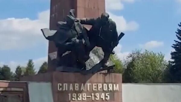 Памятник советским солдатам сбросили с постамента в украинском Ровно