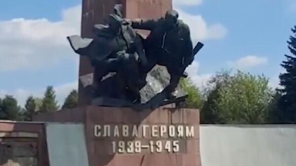 Памятник советским солдатам сбросили с постамента в украинском Ровно