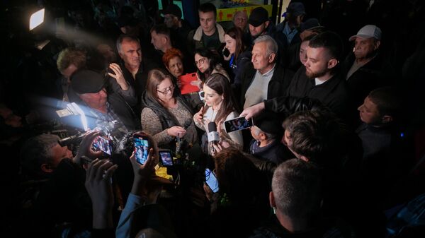 Глава Гагаузии Евгения Гуцул общается с журналистами в аэропорту Кишинева. 26 апреля 2024