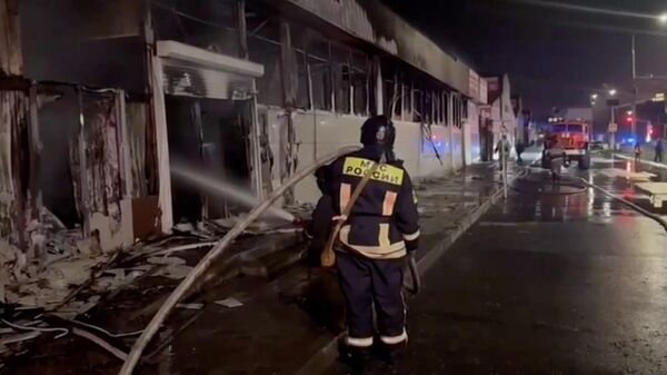 Место пожара в торговых павильонах в Невинномысске Ставропольского края. 27 апреля 2024
