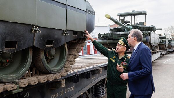 Министр обороны РФ Сергей Шойгу проверяет выполнение государственного оборонного заказа на предприятии оборонно-промышленного комплекса в Омской области, которое производит танки и тяжелые огнеметные системы