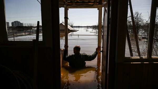Мужчина на крыльце затопленного дома в Оренбурге