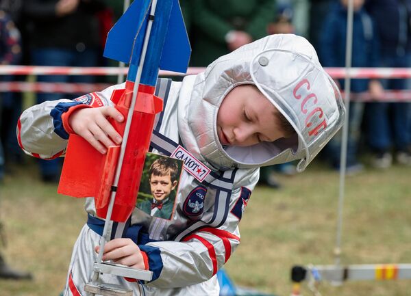 Юный участник запуска моделей ракет на праздновании Дня космонавтики в Петропавловской крепости