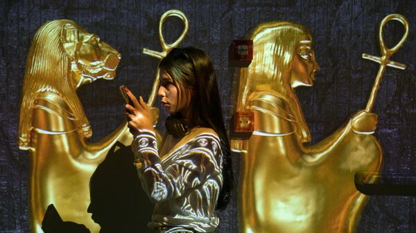 Посетительница на цифровом шоу Тутанхамон. В поисках вечной жизни в иммерсивном арт-пространстве Luminar в Москве