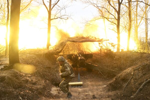 Военнослужащие Южной группировки войск ведут стрельбу из артиллерийского орудия Гиацинт-Б в зоне проведения специальной военной операции.