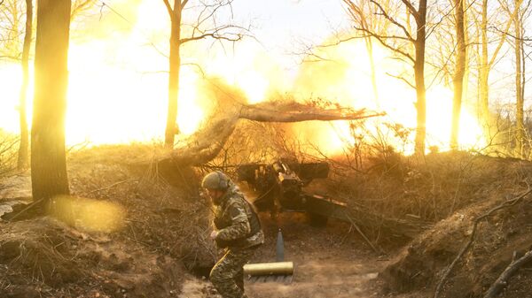 Военнослужащие Южной группировки войск ведут стрельбу из артиллерийского орудия Гиацинт-Б