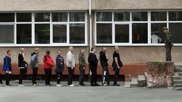 Призывники у входа на сборный пункт военного комиссариата Республики Крым в Симферополе перед отправкой к местам несения службы в Вооруженных силах Российской Федерации