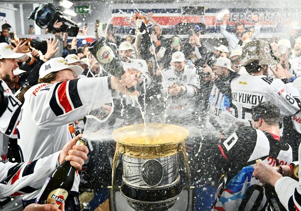 Игроки ХК Металлург радуются завоеванию Кубка Гагарина Континентальной хоккейной лиги сезона 2023/2024