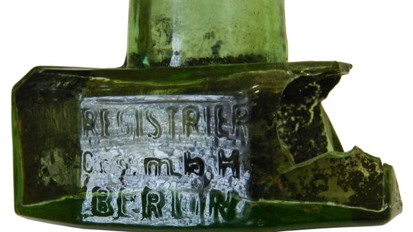 Немецкая стеклянная чернильница с надписью на стенке: NATIONAL REGISTRIER H[…] С […] S. m.h.H BERLIN