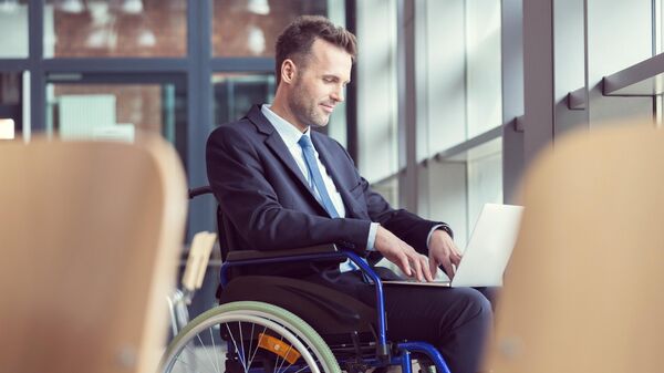 Предприниматель в инвалидном кресле работает