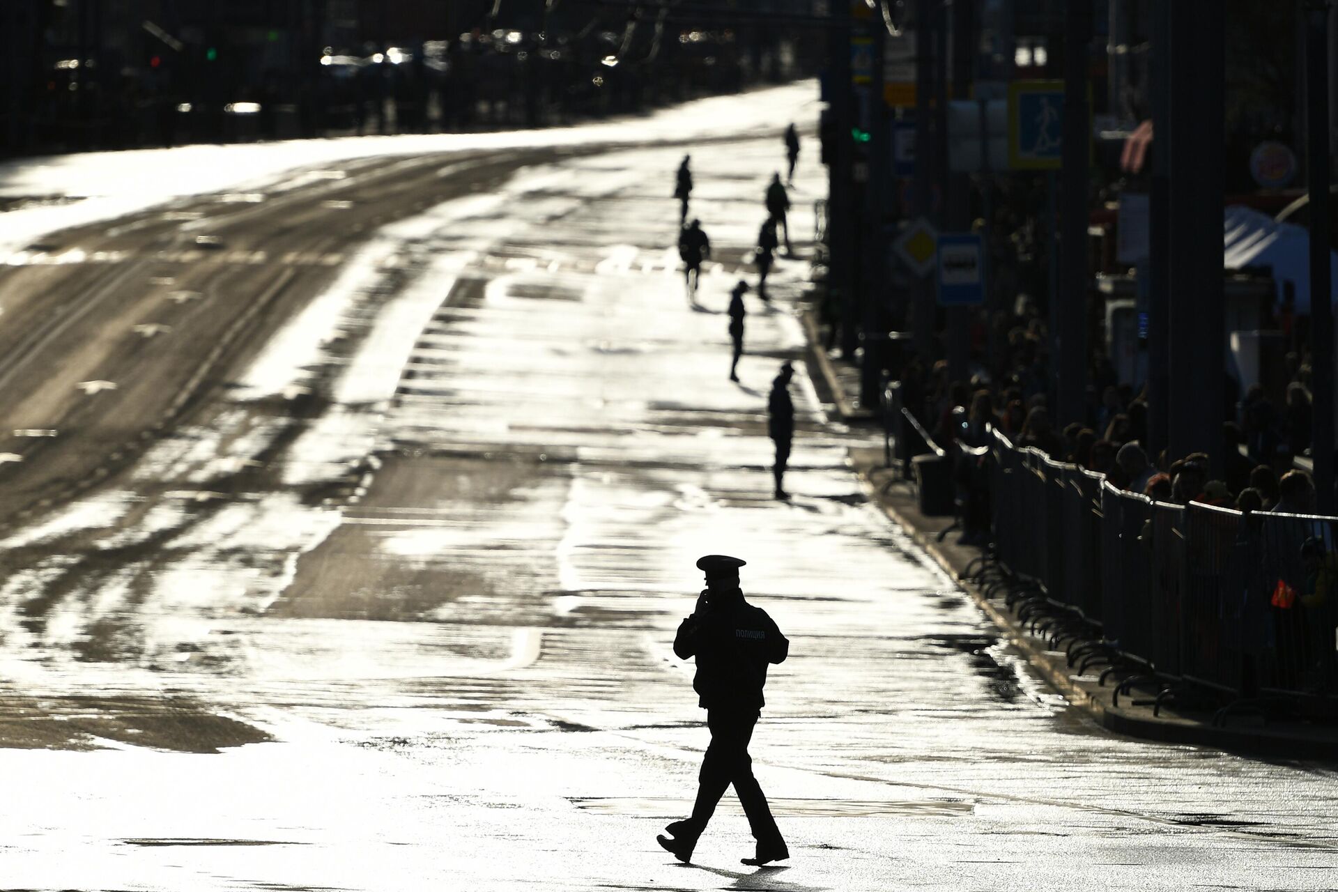 Перекрытие Баррикадной улицы перед началом репетиции военного парада на Красной площади, посвященного 74-й годовщине Победы в Великой Отечественной войне - РИА Новости, 1920, 27.04.2024