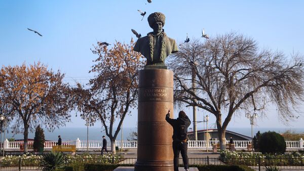 Памятник Сулейману Стальскому в Махачкале