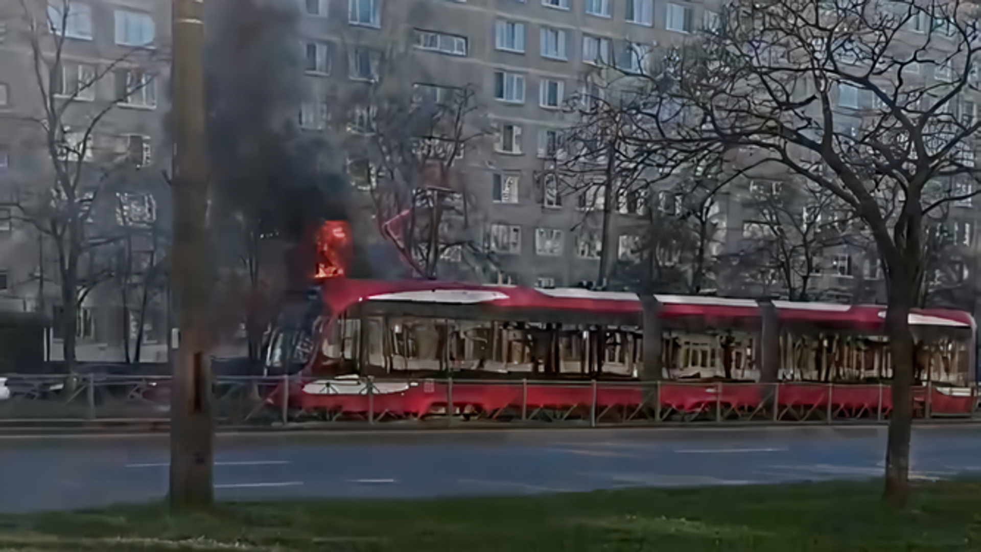 Трамвай горит на проспекте Солидарности в Санкт-Петербурге - РИА Новости, 1920, 27.04.2024