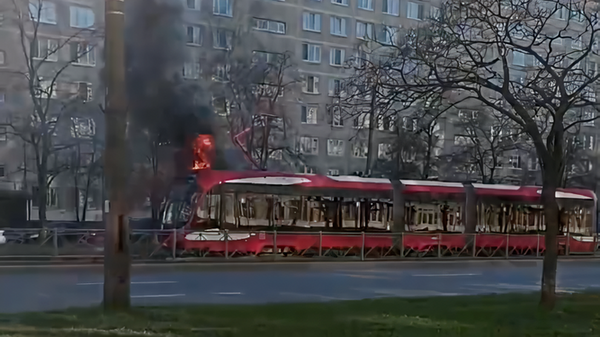 Трамвай горит на проспекте Солидарности в Санкт-Петербурге0