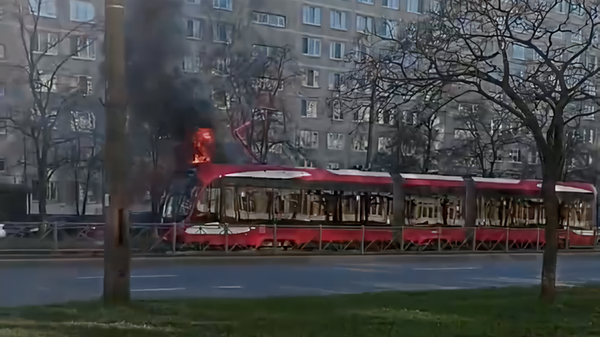 Трамвай горит на проспекте Солидарности в Санкт-Петербурге