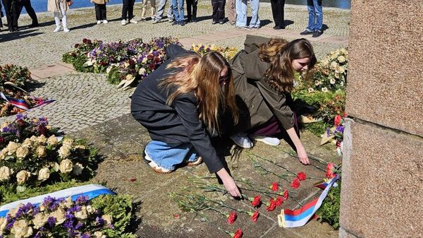 Церемония возложения цветов на территории бывшего концлагеря Равенсбрюк в Германии