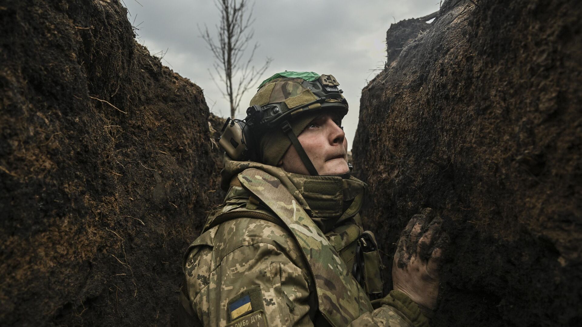 Украинский военнослужащий укрывается в окопе - РИА Новости, 1920, 28.04.2024