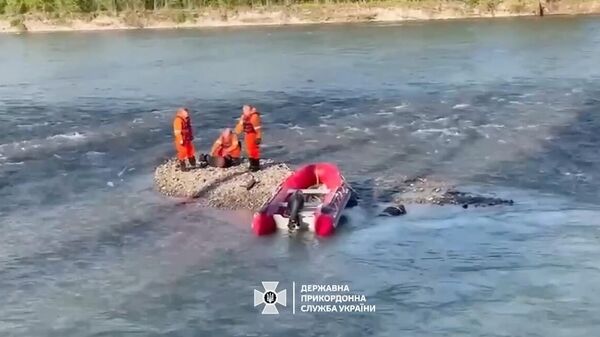 Украинские пограничники на месте обнаружения тел уклонистов в реке Тиса. Кадр видео