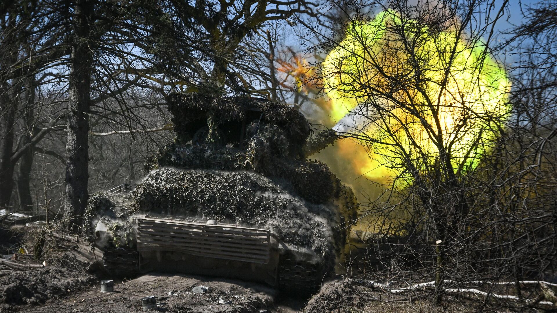 Танк Т-72 во время выполнения боевых задач в зоне СВО - РИА Новости, 1920, 04.05.2024