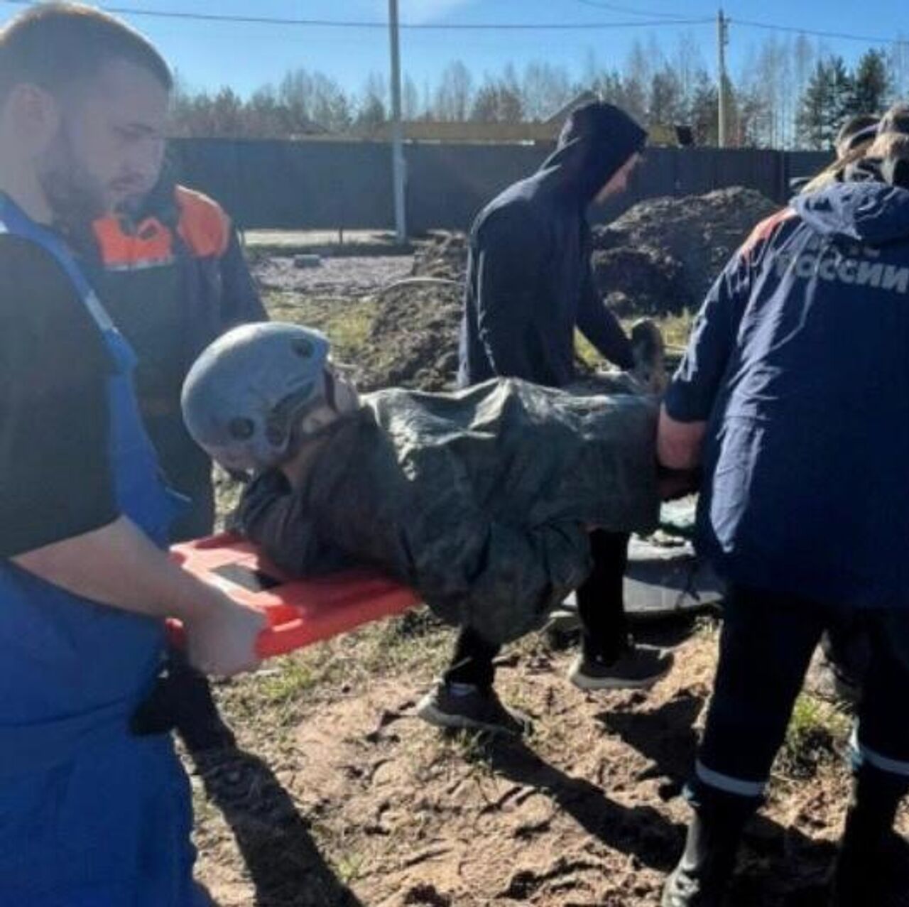 В Ленинградской области ребенок увяз в глине, спустившись в колодец - РИА  Новости, 28.04.2024