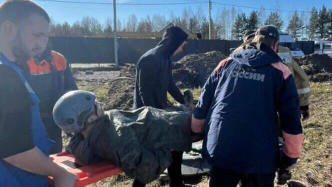 Сотрудники Северо-Западного регионального поисково-спасательного отряда МЧС России эвакуируют ребенка, , увязшего в глине, в деревне Сойкино Ленинградской области - РИА Новости, 1920, 28.04.2024