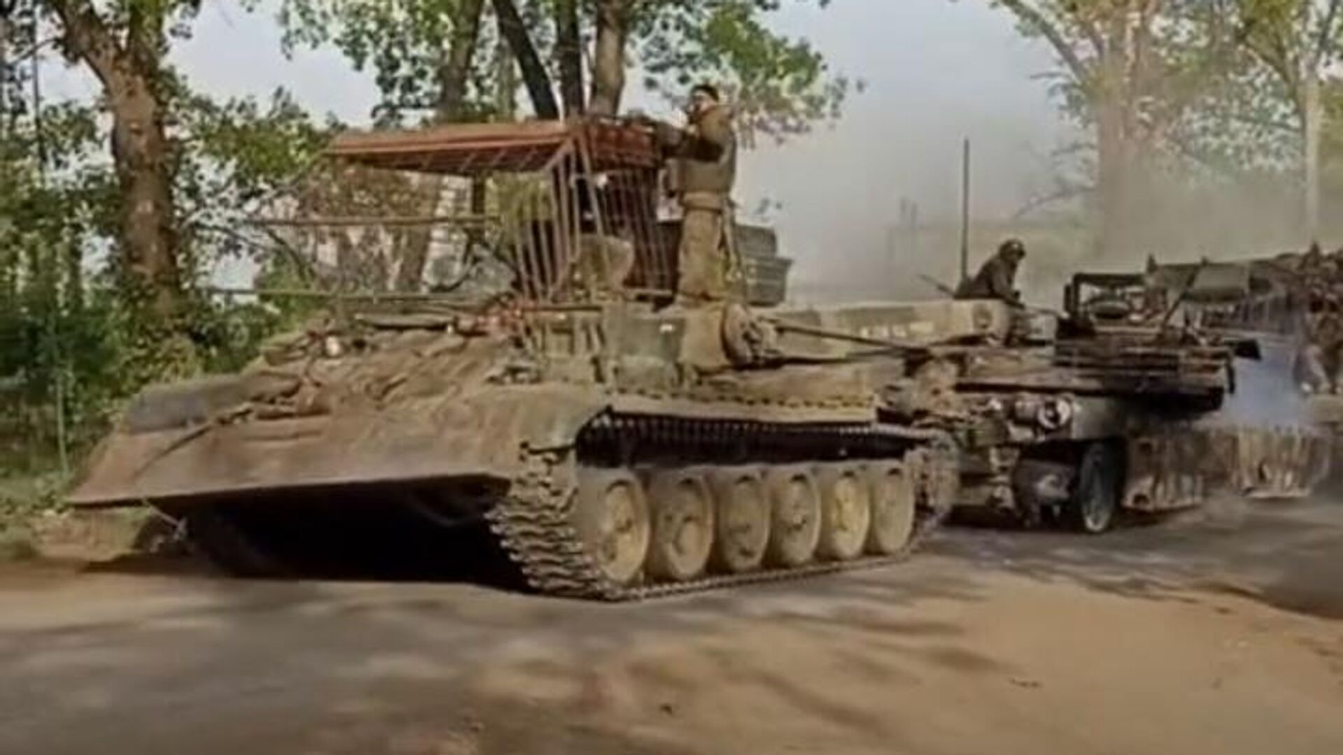 Эвакуация подбитого танка Abrams российскими войсками. Кадр из видео - РИА Новости, 1920, 23.05.2024
