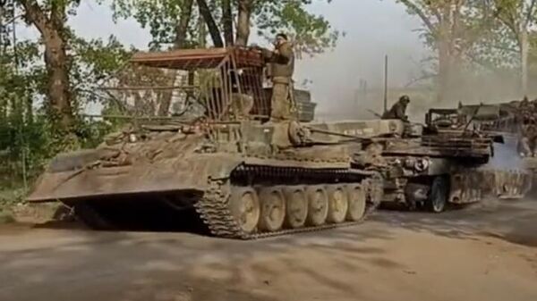 Эвакуация подбитого танка Abrams российскими войсками. Кадр видео