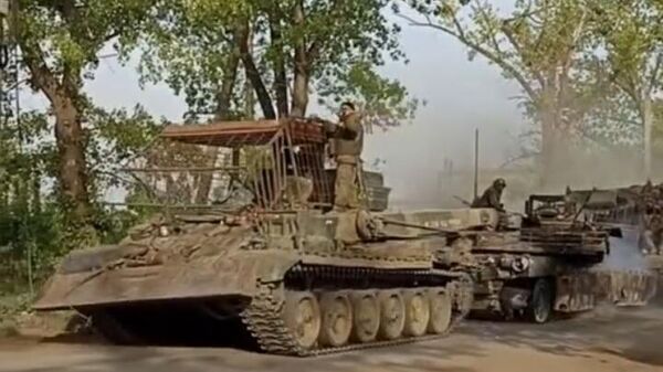 Эвакуация подбитого танка Abrams российскими войсками. Кадр из видео