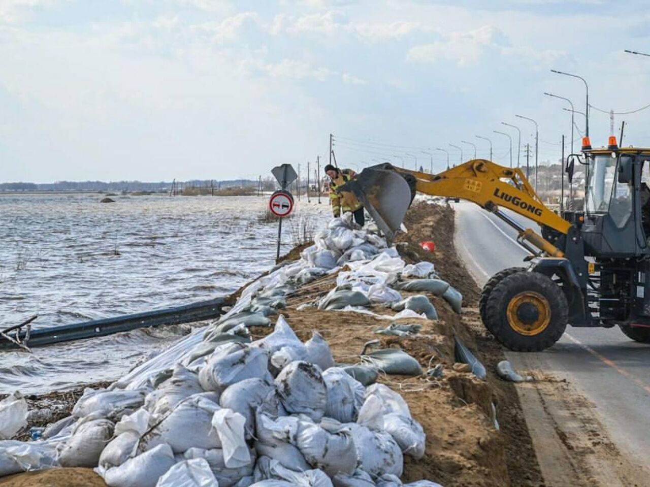 Пробки на трассе Тюмень — Омск растянулись на 60 километров - РИА Новости,  29.04.2024