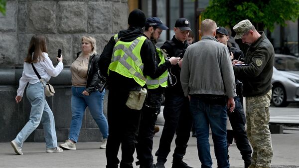Украинские военнослужащие и полицейские проверяют документы мужчины в центре Киева