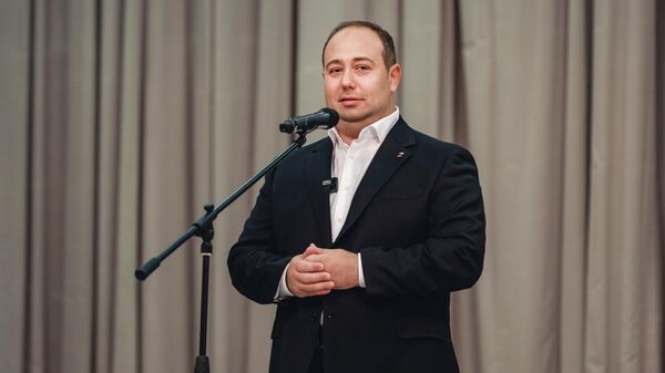 Глава Химок Дмитрий Волошин вручил первые паспорта юным жителям округа